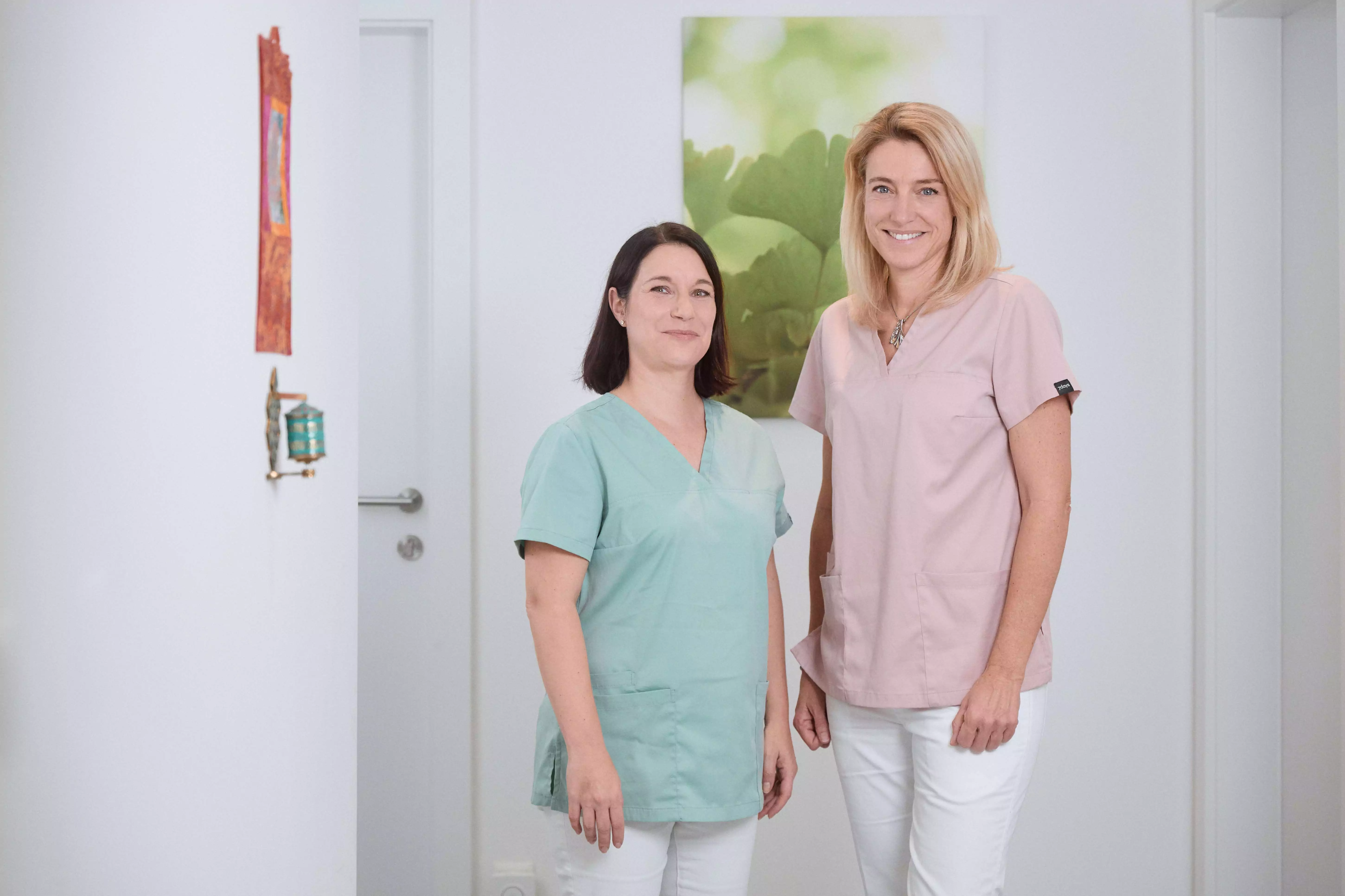 Dr. Olivia Pojer und Dr. Ursula Ritz stehen in ihrer Ordination und lächeln