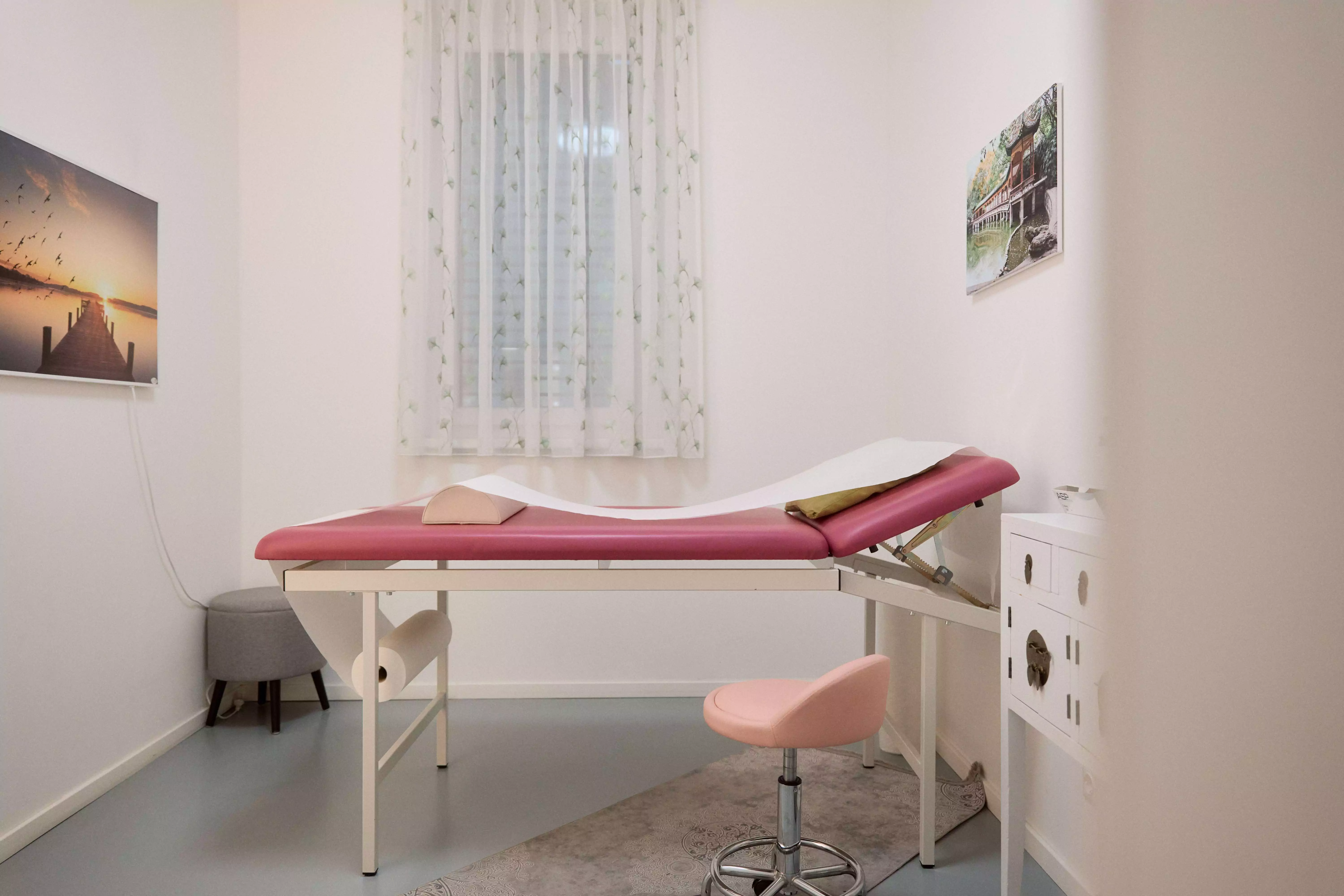Praxisraum mit pinker Liege