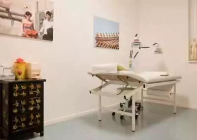 Behandlungsliege in einem TCM-Raum in einer Ordination in Premstätten bei Graz